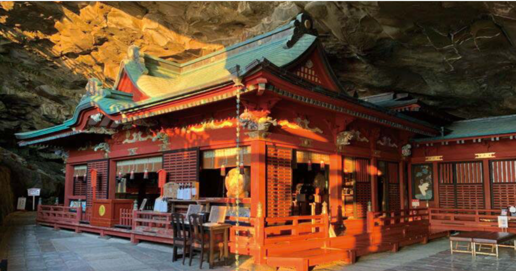 神話が息づく、神話の洞窟で永遠の契りをー太平洋を望む“洞窟内本殿”で叶う神秘的な挙式 鵜戸神宮は、海に突き出した岬の洞窟内に朱塗りの本殿が建つ、日本でも珍しい神社！ 自然の岩窟に守られた本殿は、新郎新婦の門出を包み込むような神聖さが魅力。ここでしか叶わない結婚式を挙げられます。